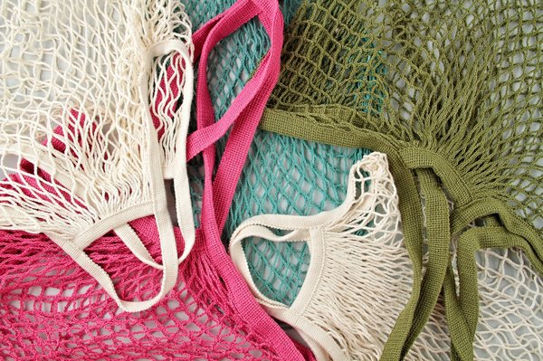 Quels sont les secrets pour assortir des sacs à main en paille avec des tenues estivales?