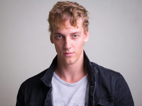 Coupe de cheveux pour homme : adoptez une permanente pour vous mettre en valeur